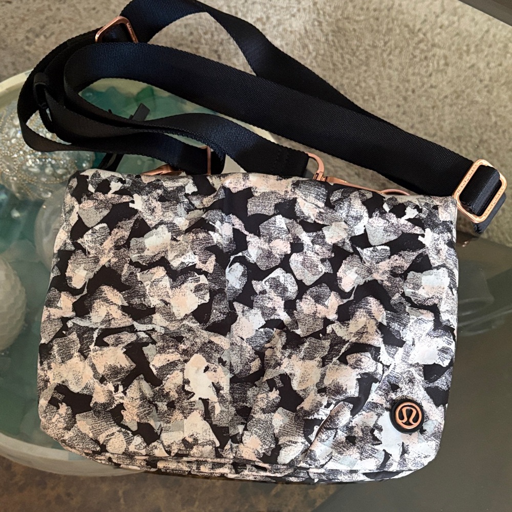 lululemon athletica Black and White Abstract Print Crossbody with Black Strap